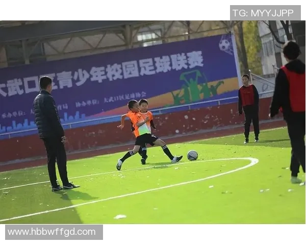 小朋友们与足球巨星共成长 热血赛场背后的故事与梦想