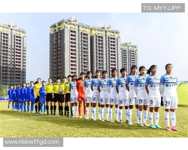 足球球星与女裁判亲密互动引发关注 他们之间到底发生了什么